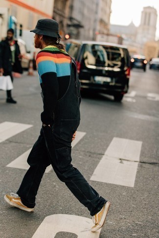 С чем носить горчичные низкие кеды мужчине