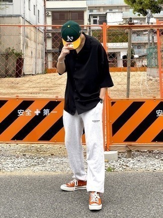 С чем носить горчичные низкие кеды мужчине