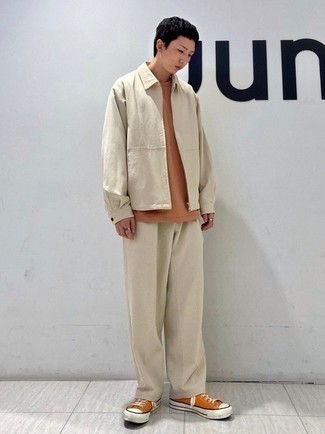 С чем носить горчичные низкие кеды мужчине