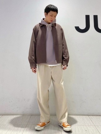 С чем носить горчичные низкие кеды мужчине