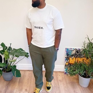 С чем носить горчичные низкие кеды мужчине