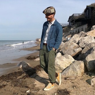 Какие куртки-рубашки носить с горчичными низкими кедами мужчине