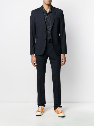 Какие костюмы носить с горчичными низкими кедами