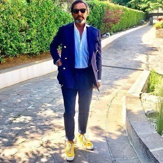 Какие костюмы носить с горчичными низкими кедами