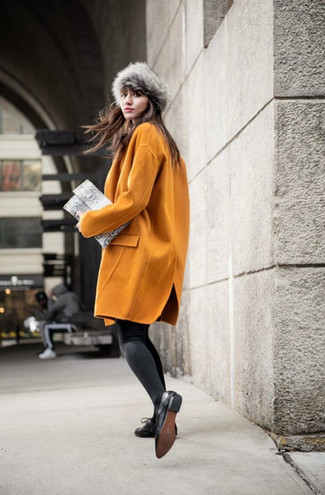 С чем носить горчичную верхнюю одежду женщине