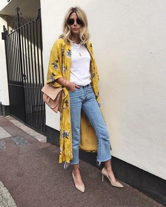 С чем носить горчичную верхнюю одежду женщине