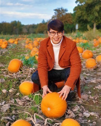 С чем носить горчичное длинное пальто