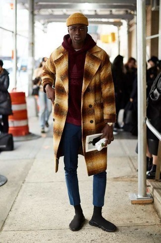 Как носить горчичное длинное пальто с темно-синими брюками чинос
