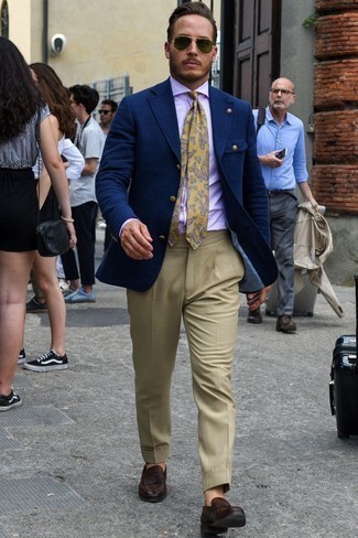 С чем носить горчичный галстук с "огурцами" мужчине