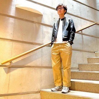 С чем носить горчичные брюки мужчине