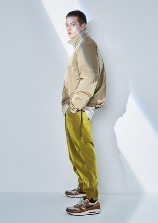 С чем носить горчичные брюки мужчине