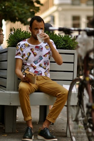 С чем носить горчичные брюки мужчине