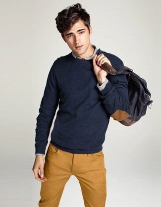 С чем носить горчичные брюки мужчине