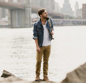 С чем носить горчичные брюки мужчине