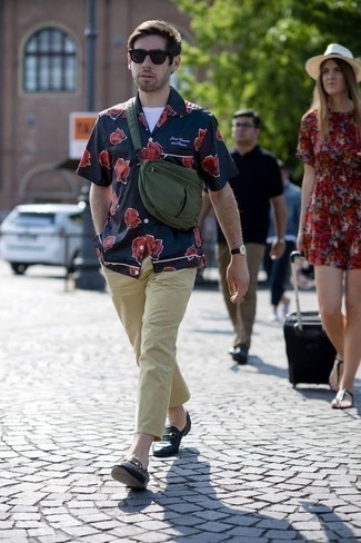 С чем носить горчичные брюки мужчине