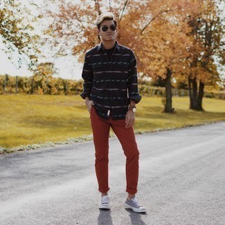 С чем носить горчичные брюки мужчине