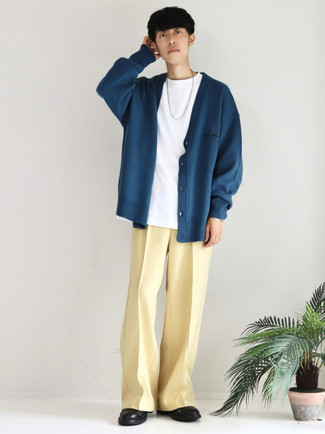 С чем носить горчичные брюки мужчине