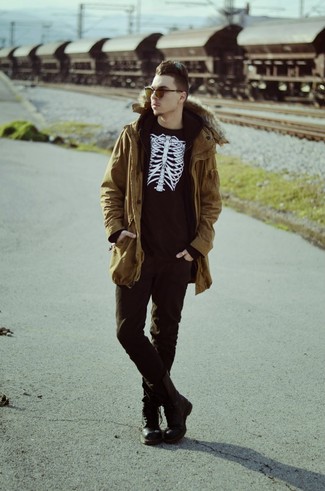 Какие повседневные ботинки носить с горчичной паркой мужчине