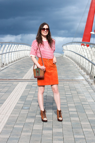 С чем носить горчичную юбку-карандаш