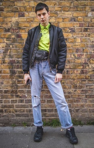 Какие джинсы носить с горчичной футболкой-поло мужчине