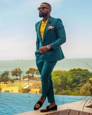 С чем носить горчичную футболку-поло мужчине