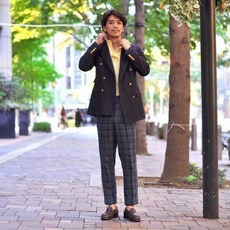 С чем носить горчичную футболку-поло мужчине