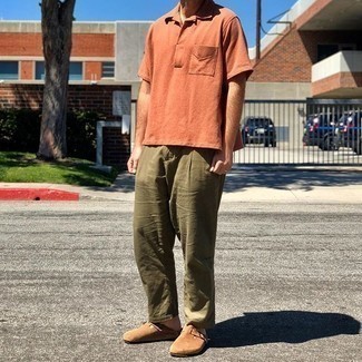 С чем носить горчичную футболку-поло мужчине