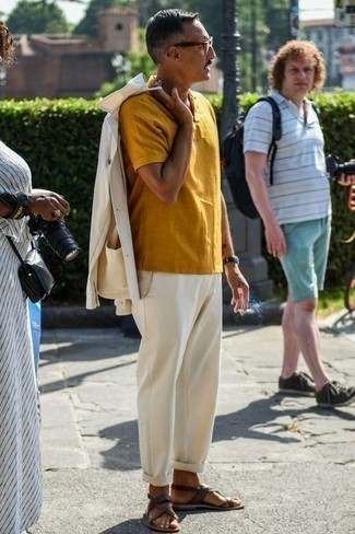 Какие костюмы носить с горчичной футболкой-поло