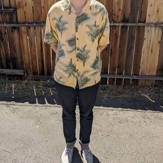 С чем носить горчичную рубашку с принтом мужчине