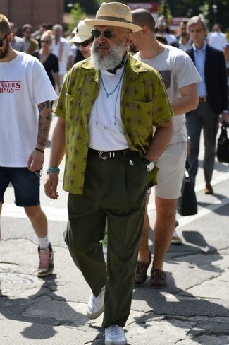 С чем носить горчичную рубашку с принтом мужчине