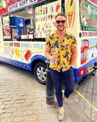 С чем носить горчичную рубашку с принтом мужчине