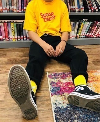 С чем носить горчичную футболку с принтом мужчине