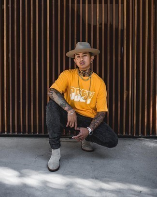 С чем носить горчичную футболку с принтом мужчине