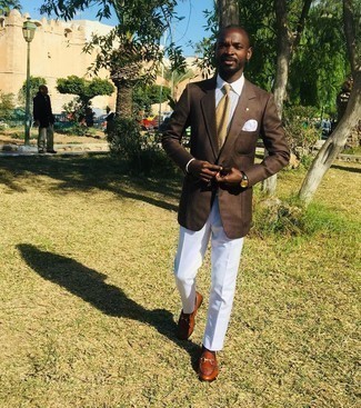 С чем носить горчичный галстук с принтом мужчине