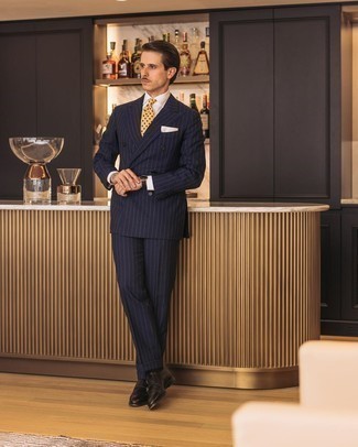 С чем носить горчичный галстук с принтом мужчине