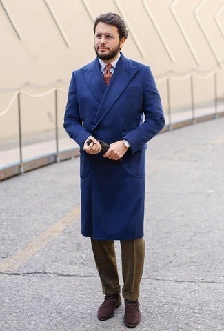 С чем носить горчичный галстук с принтом мужчине