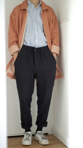 Как носить горчичный дождевик с черными брюками чинос