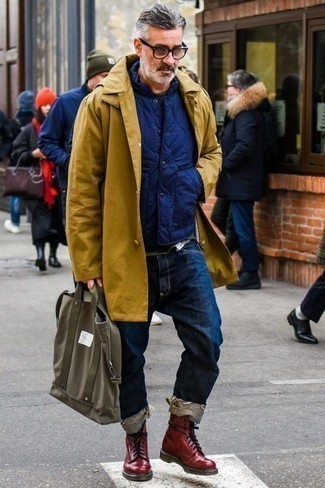 Какие джинсы носить с горчичным дождевиком мужчине