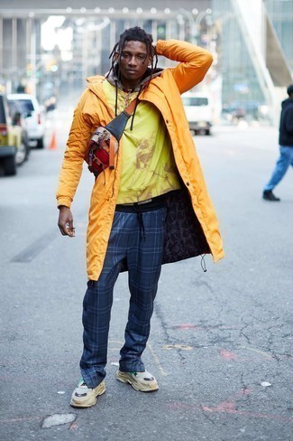 Как носить горчичный дождевик с темно-синими брюками чинос