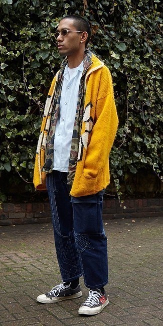 С чем носить горчичный кардиган с отложным воротником мужчине