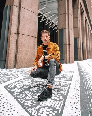 Какие джинсы носить с горчичной курткой-рубашкой мужчине