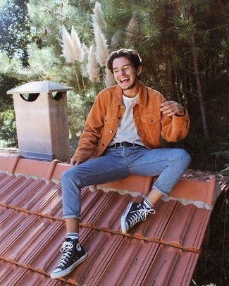 Какие джинсы носить с горчичной курткой-рубашкой мужчине