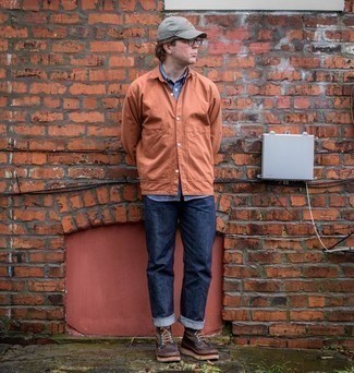 Какие джинсы носить с горчичной курткой-рубашкой мужчине