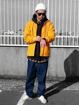 Какие джинсы носить с горчичной курткой-рубашкой мужчине