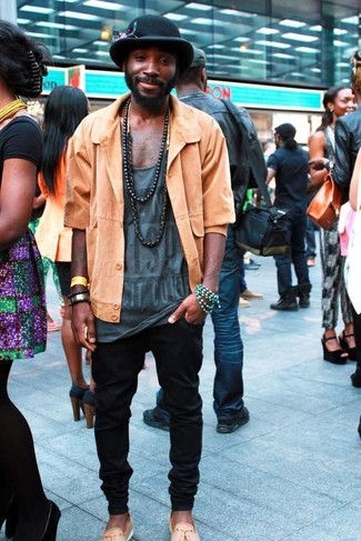 С чем носить горчичную куртку-рубашку мужчине