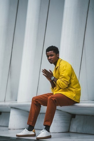 С чем носить горчичную куртку-рубашку мужчине