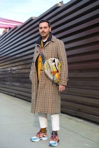 Как носить горчичную куртку-рубашку с темно-синим свитером на молнии мужчине