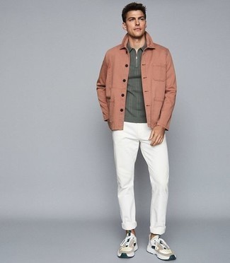 Какие футболки-поло носить с горчичной курткой-рубашкой мужчине