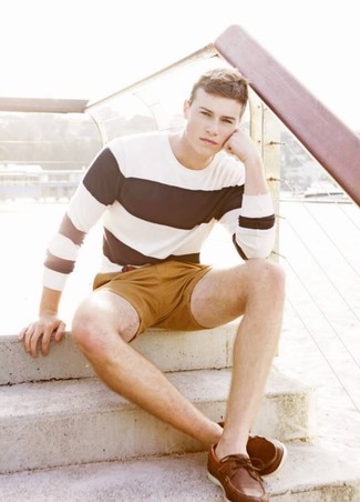 С чем носить горчичные шорты мужчине