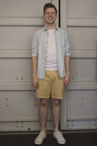 Какие низкие кеды носить с горчичными шортами мужчине